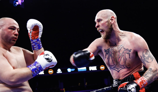 ADAM KOWNACKI Z KONTUZJĄ PO WALCE Z ROBERTEM HELENIUSEM.