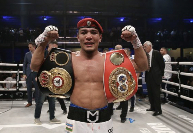 MURODJON AKHMADALIEV BRONI DWÓCH TYTUŁÓW MISTRZA ŚWIATA!