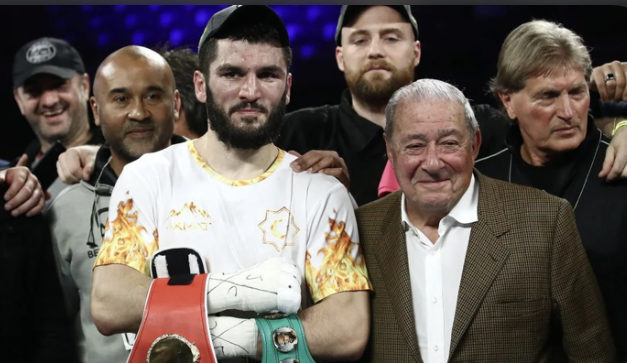 BETERBIEV NOKAUTUJE SMITHA W SIÓDMEJ RUNDZIE I BRONI TRZECH MISTRZOWSKICH PASÓW