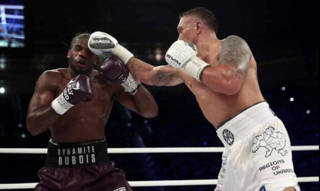 “GDYBY SĘDZIA ZACZĄŁ LICZYĆ, WSTAŁBYM!” – USYK I DUBOIS PO SOBOTNIEJ WALCE WE WROCŁAWIU
