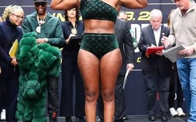 CLARESSA SHIELDS POWRACA DO WAGI ŚREDNIEJ 